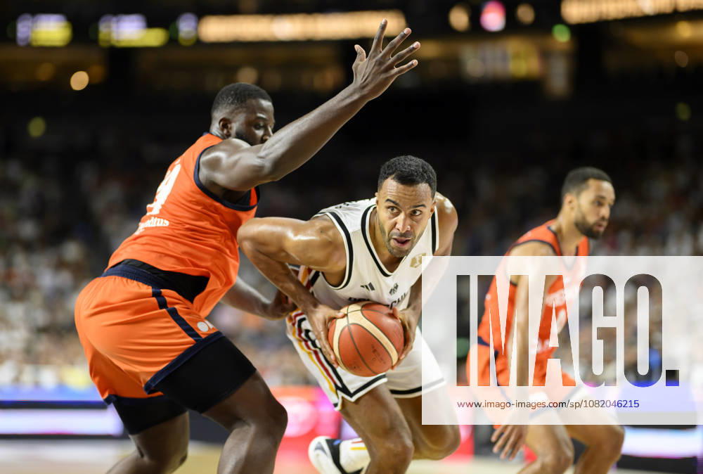 Johannes Thiemann: Germany in Action vs. Nathan Kuta Netherlands Men s Basketball FIBA World Cup Qualifier, Second Round Group K, Germany vs. Netherlands, on August 27, 2026, at the LanxessArena in Cologne, Germany