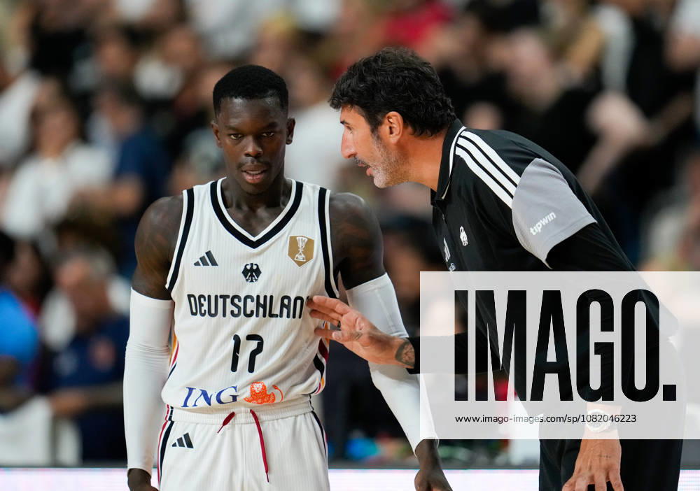 Dennis Schroder (Deutschland, 17) spricht mit Alex Mumbru (Deutschland, Cheftrainer). GER, Deutschland vs Niederlande, Basketball, Länderspiel, World Cup European Qualifiers, LANXESS arena, Köln, 27.08.2026 Foto: HMB Media Scott W. Coleman Köln LANXESS arena Nordrhein-Westfalen GER