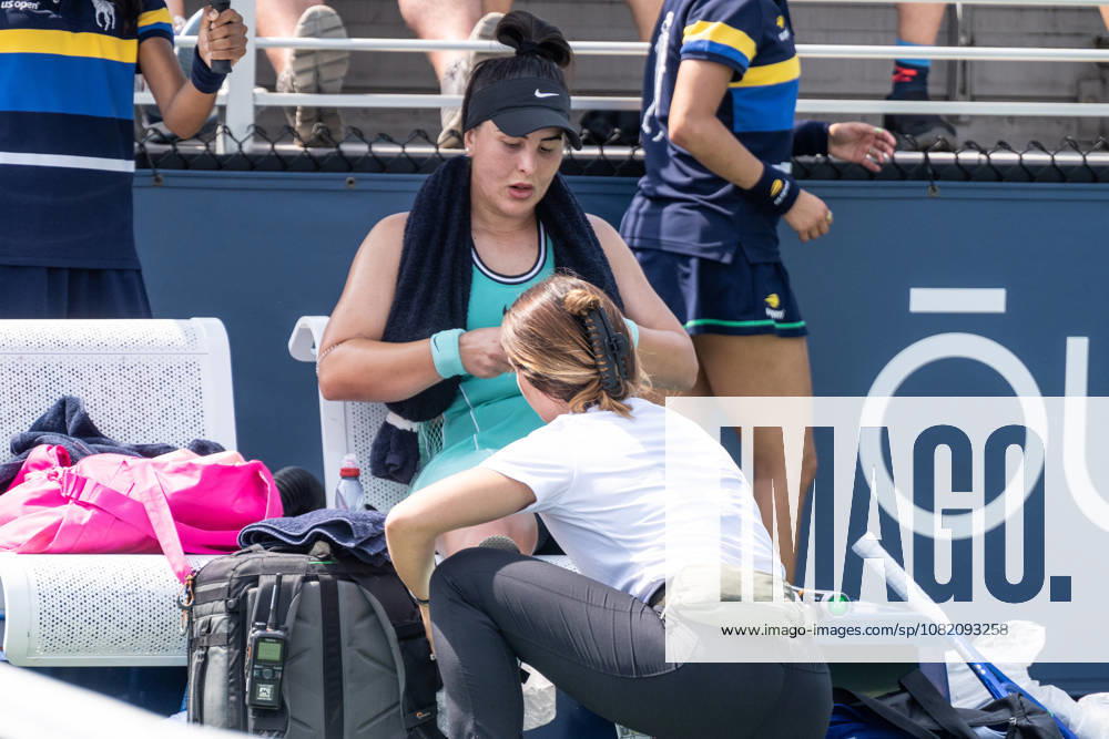 US Open 2026 Qualifying Final Round NEW YORK, UNITED STATES - AUGUST 28: Bianca Andreescu receives medical treatment during the final round of women s singles qualifying at the 2026 US Open at the USTA Billie Jean King National Tennis Center in Flushing, New York, United States, on August 28, 2026. Lev Radin Anadolu New york United States. Editorial use only. Please get in touch for any other usage.
