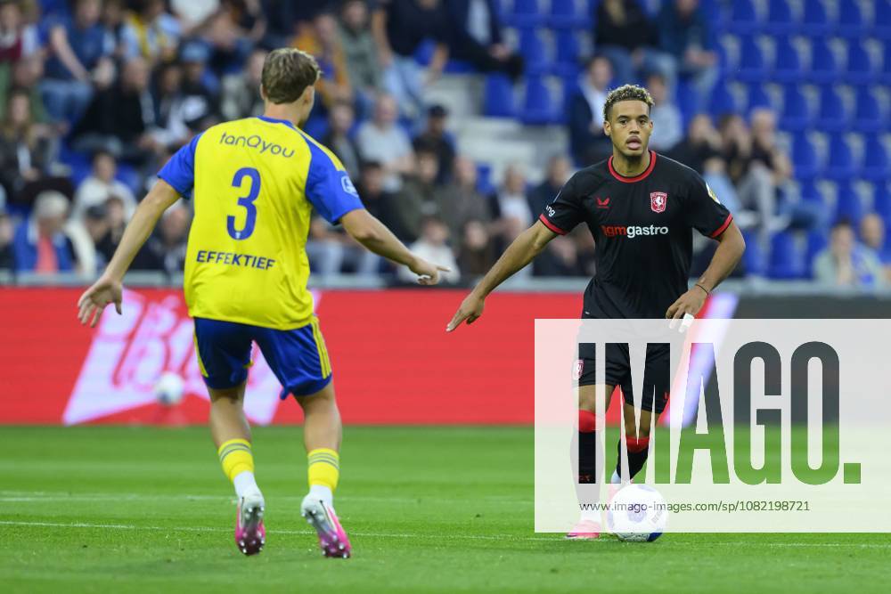 LEEUWARDEN - (lr) Jorn Berkhout of SC Cambuur, Daouda Weidmann of FC Twente during the Dutch Eredivisie match between SC Cambuur and FC Twente at the Kooi Stadion on 30 August 2026 in Leeuwarden, the Netherlands. COR LASKER ANP Eredivisie 2026 27 ANPxSportx IVx 566622725 originalFilename: 566622725
