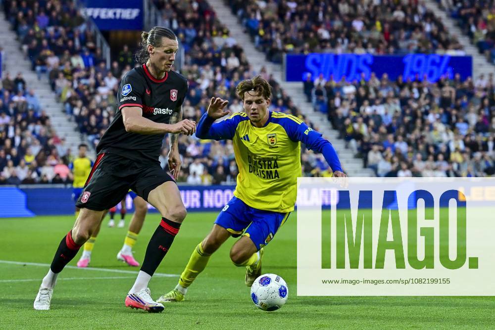 , Kooi Stadium , season 2026 2027 , Dutch Eredivisie football , match between SC Cambuur and FC Twente , picture shows FC Twente player Wout Weghorst SC Cambuur player Iwan Henstra Cambuur - Twente x206258612x