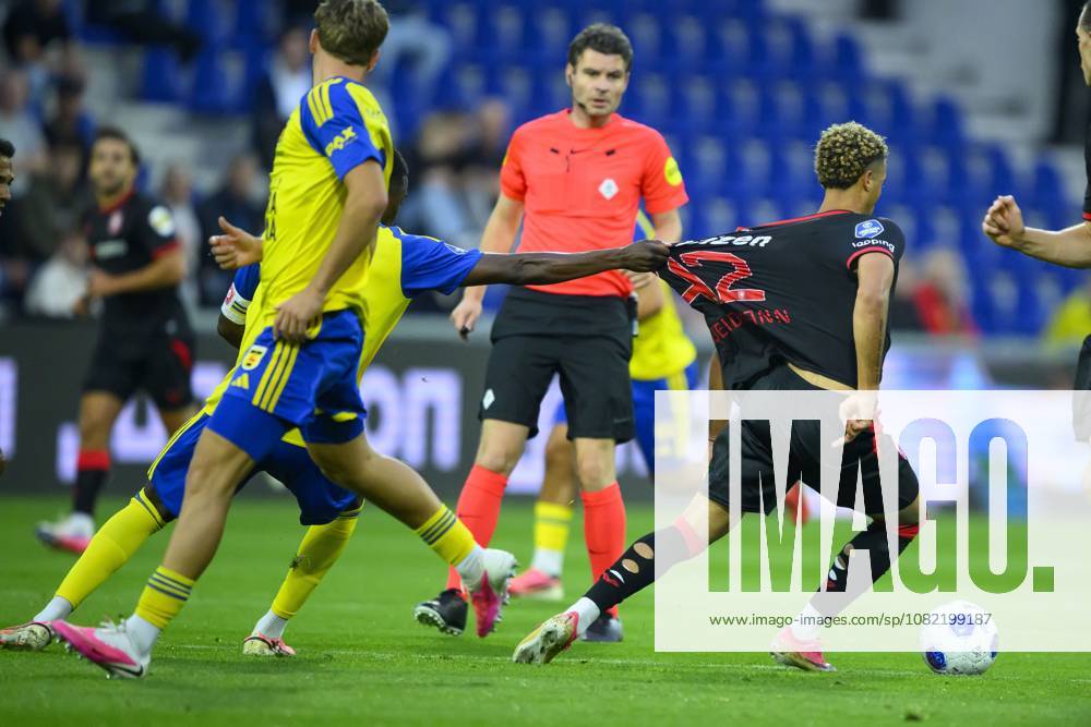 LEEUWARDEN - (lr) Jorn Berkhout of SC Cambuur, Daouda Weidmann of FC Twente during the Dutch Eredivisie match between SC Cambuur and FC Twente at the Kooi Stadion on 30 August 2026 in Leeuwarden, the Netherlands. COR LASKER ANP Eredivisie 2026 27 ANPxSportx IVx 566623095 originalFilename: 566623095