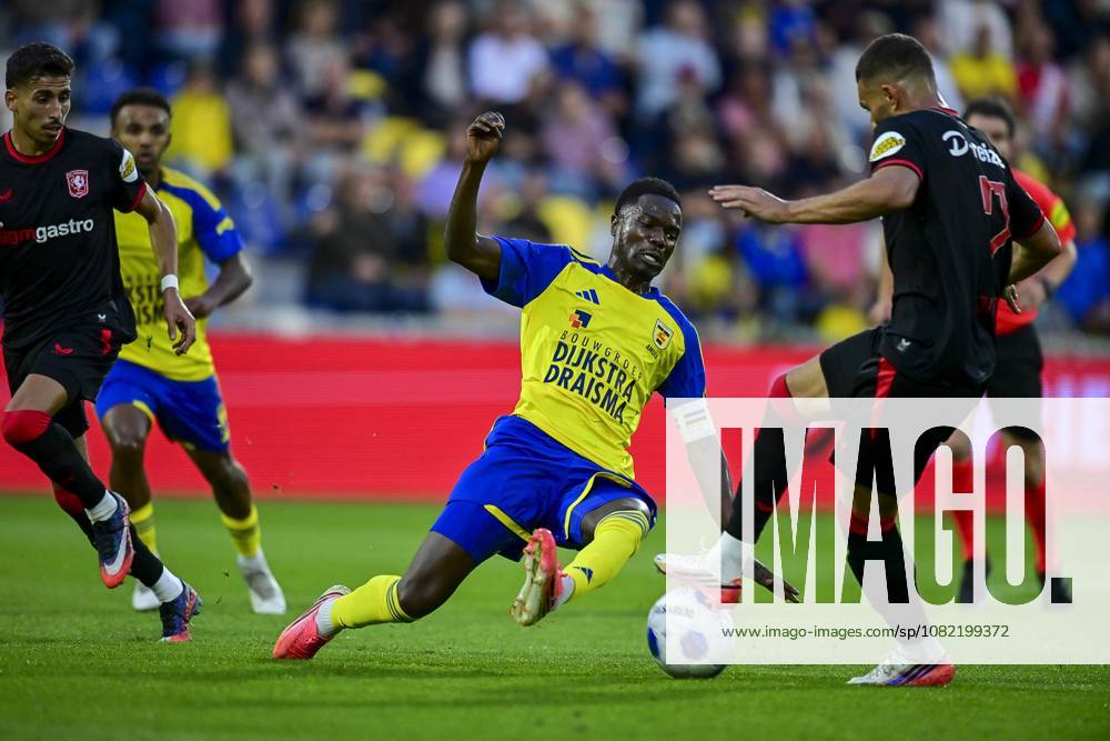 , Kooi Stadium , season 2026 2027 , Dutch Eredivisie football , match between SC Cambuur and FC Twente , picture shows FC Twente player Younes Taha SC Cambuur player Jamal Amofa FC Twente player Marko Pjaca Cambuur - Twente x206258873x