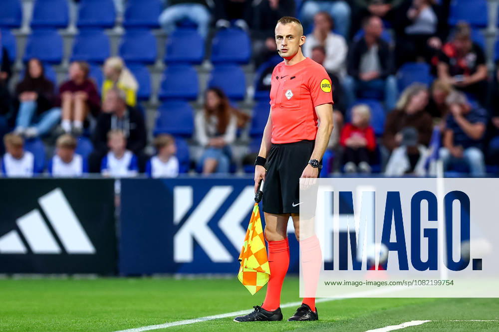 2026-08-30 SC Cambuur v FC Twente - Dutch Eredivisie LEEUWARDEN, NETHERLANDS - AUGUST 30: Assistant referee Don Frijn during the Dutch Eredivisie match between SC Cambuur and FC Twente at Kooi Stadion on August 30, 2026 in Leeuwarden, Netherlands. Leeuwarden Kooi Stadion Netherlands Content not available for redistribution in The Netherlands directly or indirectly through any third parties.