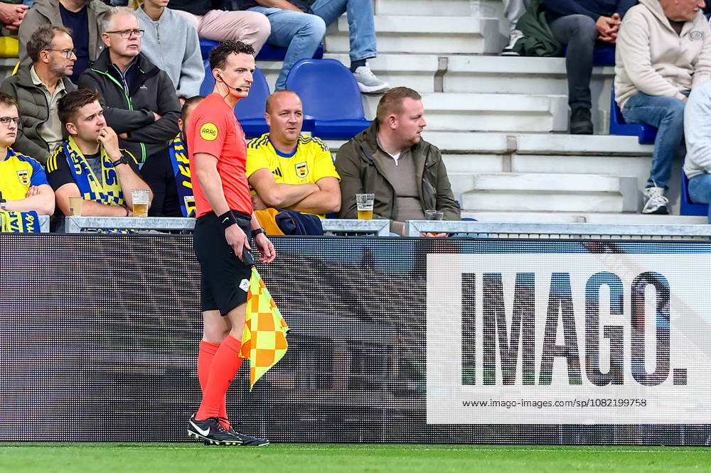 2026-08-30 SC Cambuur v FC Twente - Dutch Eredivisie LEEUWARDEN, NETHERLANDS - AUGUST 30: Assistant referee Rick van Rijn during the Dutch Eredivisie match between SC Cambuur and FC Twente at Kooi Stadion on August 30, 2026 in Leeuwarden, Netherlands. Leeuwarden Kooi Stadion Netherlands Content not available for redistribution in The Netherlands directly or indirectly through any third parties.