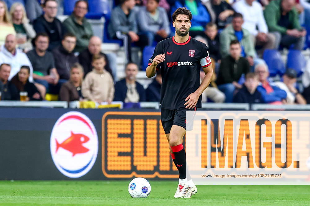2026-08-30 SC Cambuur v FC Twente - Dutch Eredivisie LEEUWARDEN, NETHERLANDS - AUGUST 30: Robin Pröpper of FC Twente during the Dutch Eredivisie match between SC Cambuur and FC Twente at Kooi Stadion on August 30, 2026 in Leeuwarden, Netherlands. Leeuwarden Kooi Stadion Netherlands Content not available for redistribution in The Netherlands directly or indirectly through any third parties.