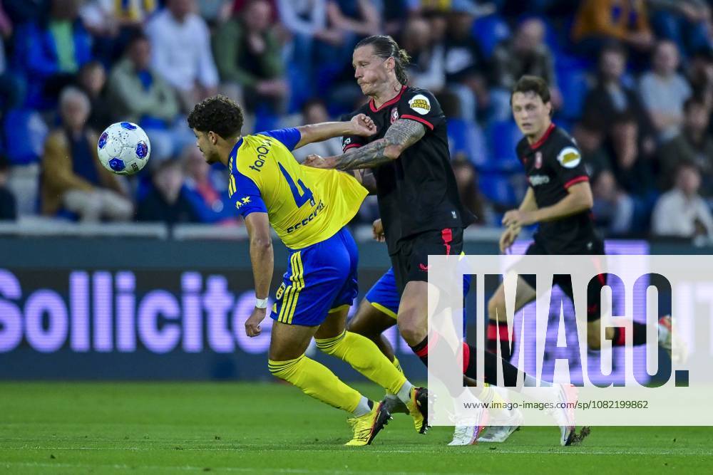 , Kooi Stadium , season 2026 2027 , Dutch Eredivisie football , match between SC Cambuur and FC Twente , picture shows SC Cambuur player Ismael Baouf FC Twente player Wout Weghorst Cambuur - Twente x206259252x