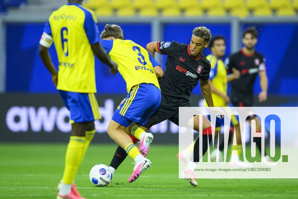 LEEUWARDEN - (lr) Jorn Berkhout of SC Cambuur, Daouda Weidmann of FC Twente during the Dutch Eredivisie match between SC Cambuur and FC Twente at the Kooi Stadion on 30 August 2026 in Leeuwarden, the Netherlands. COR LASKER ANP Eredivisie 2026 27 ANPxSportx IVx 566624556 originalFilename: 566624556