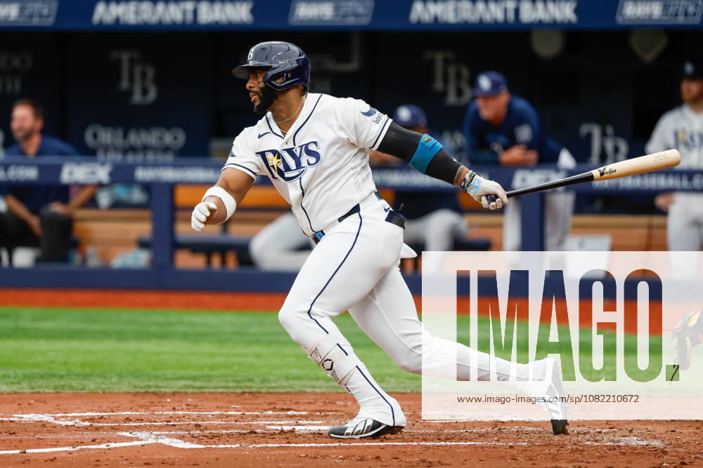Tampa Bay Rays designated hitter Yandy Diaz (2) hits a single off of San Diego Padres pitcher Robbie Ray (38) during the third inning at Tropicana Field. MLB, Baseball Herren, USA 2026: Padres at Rays - ZUMA_sp_ 20260830_mda_s70_838