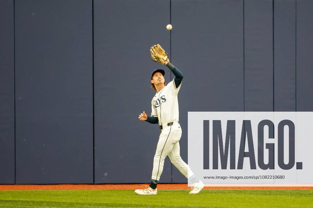 Tampa Bay Rays center fielder Jonny DeLuca (21) catches a line drive hit by San Diego Padres third baseman Sung-Mun Song (24) for an out during the third inning at Tropicana Field. MLB, Baseball Herren, USA 2026: Padres at Rays - ZUMA_sp_ 20260830_mda_s70_841