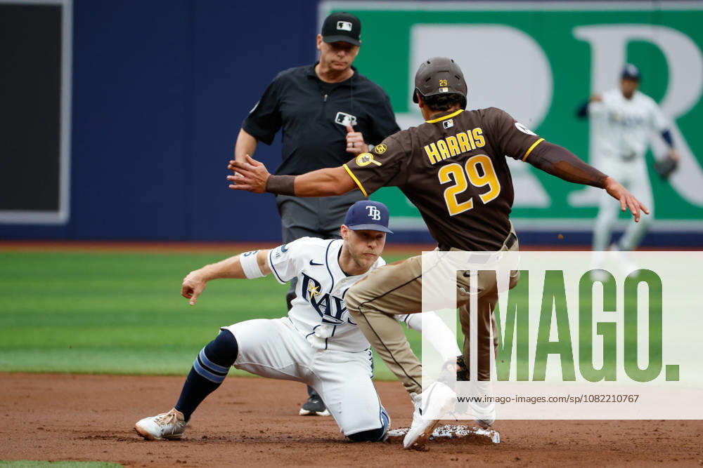 Tampa Bay Rays shortstop Taylor Walls (6) tags out San Diego Padres outfielder Dustin Harris (29) when he steals second base during the second inning at Tropicana Field. MLB, Baseball Herren, USA 2026: Padres at Rays - ZUMA_sp_ 20260830_mda_s70_845