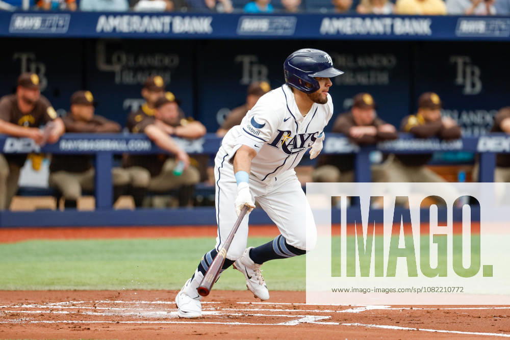 Tampa Bay Rays first baseman Jonathan Aranda (8) hits a single off of San Diego Padres pitcher Robbie Ray (38) during the first inning at Tropicana Field. MLB, Baseball Herren, USA 2026: Padres at Rays - ZUMA_sp_ 20260830_mda_s70_847