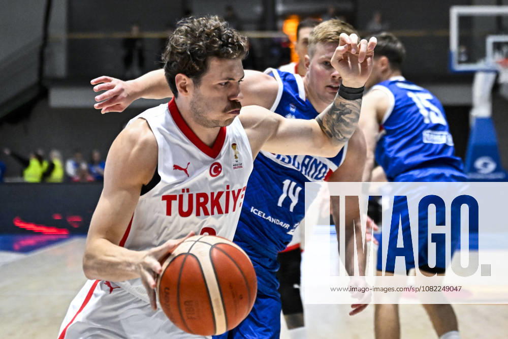 Iceland v Turkiye - FIBA Basketball World Cup 2027 European Qualifiers REYKJAVIK, ICELAND - AUGUST 31: Sehmus Hazer (L) of Turkiye in action against Kristinn Palsson (14) of Iceland during the FIBA Basketball World Cup 2027 European Qualifiers Second Round Group J match between Iceland and Turkiye at Laugardalsholl in Reykjavik, Iceland, on August 31, 2026. Muhammed Enes Yildirim Anadolu Reykjavik Iceland. Editorial use only. Please get in touch for any other usage.