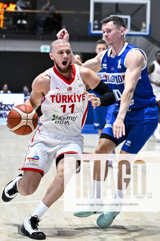 Iceland v Turkiye - FIBA Basketball World Cup 2027 European Qualifiers REYKJAVIK, ICELAND - AUGUST 31: Malachi Flynn (11) of Turkiye in action against Elvar Fridriksson (R) of Iceland during the FIBA Basketball World Cup 2027 European Qualifiers Second Round Group J match between Iceland and Turkiye at Laugardalsholl in Reykjavik, Iceland, on August 31, 2026. Muhammed Enes Yildirim Anadolu Reykjavik Iceland. Editorial use only. Please get in touch for any other usage.