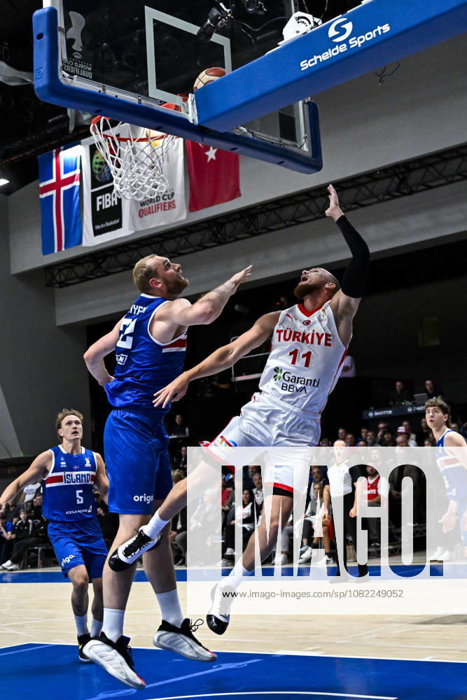 Iceland v Turkiye - FIBA Basketball World Cup 2027 European Qualifiers REYKJAVIK, ICELAND - AUGUST 31: Malachi Flynn (11) of Turkiye in action against Tryggvi Hlinason (L) of Iceland during the FIBA Basketball World Cup 2027 European Qualifiers Second Round Group J match between Iceland and Turkiye at Laugardalsholl in Reykjavik, Iceland, on August 31, 2026. Muhammed Enes Yildirim Anadolu Reykjavik Iceland. Editorial use only. Please get in touch for any other usage.