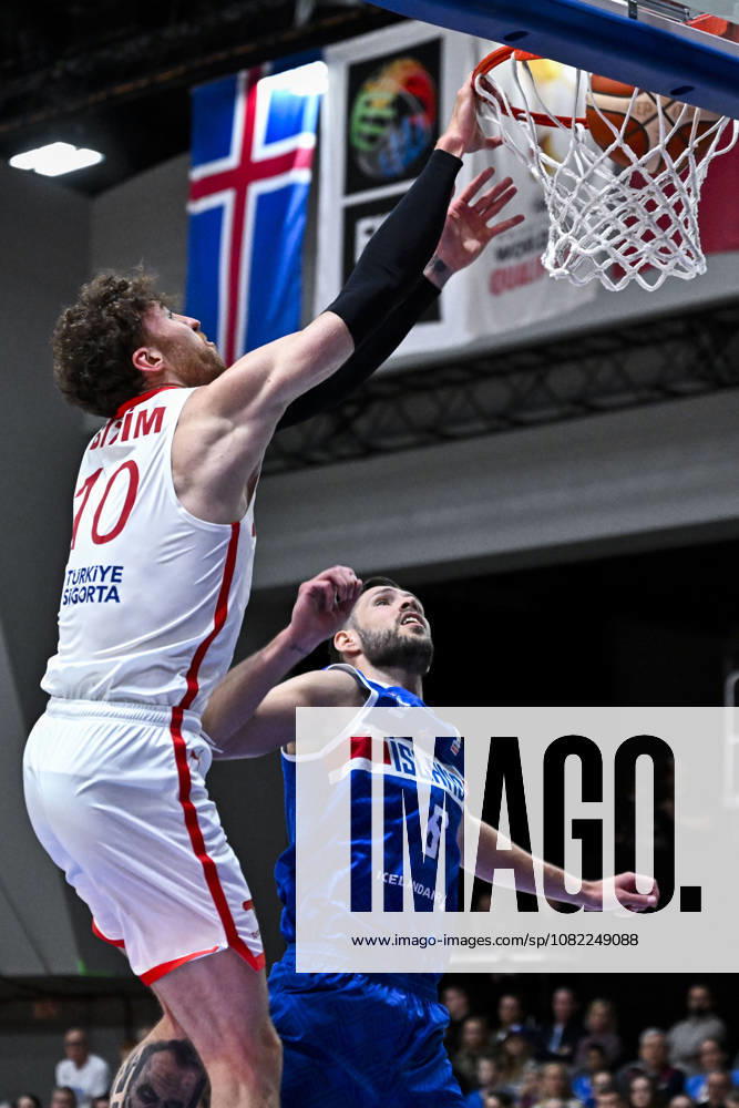 Iceland v Turkiye - FIBA Basketball World Cup 2027 European Qualifiers REYKJAVIK, ICELAND - AUGUST 31: Onuralp Bitim (10) of Turkiye in action against Jon Axel Gudmundsson (6) of Iceland during the FIBA Basketball World Cup 2027 European Qualifiers Second Round Group J match between Iceland and Turkiye at Laugardalsholl in Reykjavik, Iceland, on August 31, 2026. Muhammed Enes Yildirim Anadolu Reykjavik Iceland. Editorial use only. Please get in touch for any other usage.