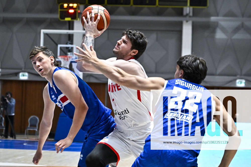 Iceland v Turkiye - FIBA Basketball World Cup 2027 European Qualifiers REYKJAVIK, ICELAND - AUGUST 31: Metecan Birsen (C) of Turkiye in action against Sigurdur Petursson (22) of Iceland during the FIBA Basketball World Cup 2027 European Qualifiers Second Round Group J match between Iceland and Turkiye at Laugardalsholl in Reykjavik, Iceland, on August 31, 2026. Muhammed Enes Yildirim Anadolu Reykjavik Iceland. Editorial use only. Please get in touch for any other usage.