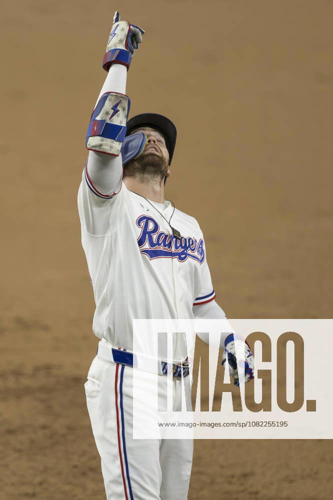 Texas Rangers catcher LOGAN O HOPPE (4) reacts to hitting an RBI single against the Athletics at Globe Life Field. Rangers win 8-1. MLB, Baseball Herren, USA 2026: Rangers 8:1 Athletics - ZUMAf180 20260831_zsp_f180_018