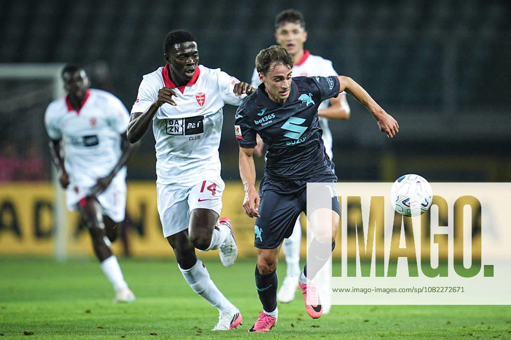 MonzaÕs Ebenezer Akinsanmiro fights for the ball with Torino s Gaetano Oristanio during Frecciarossa Italian Cup 2026 2027 soccer match between Torino and Monza at the at the Stadio Olimpico Grande Torino in Turin, north west Italy - Tuesday, September 01, 2026. - Soccer .