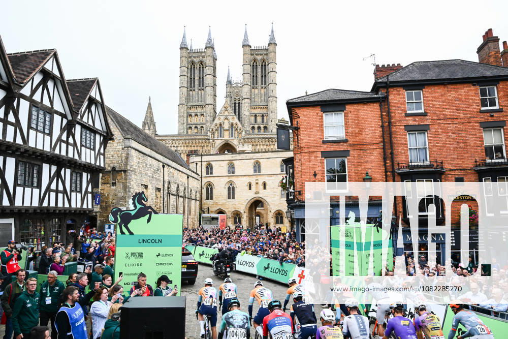 2026 Lloyds Tour of Britain Men Picture by Simon Wilkinson SWpix.com - 02 09 2026 - Cycling - UCI ProSeries - 2026 Lloyds Tour of Britain Men - Stage 1: Lincoln to Lincoln (182.5km) - The Peloton roll out of Lincoln