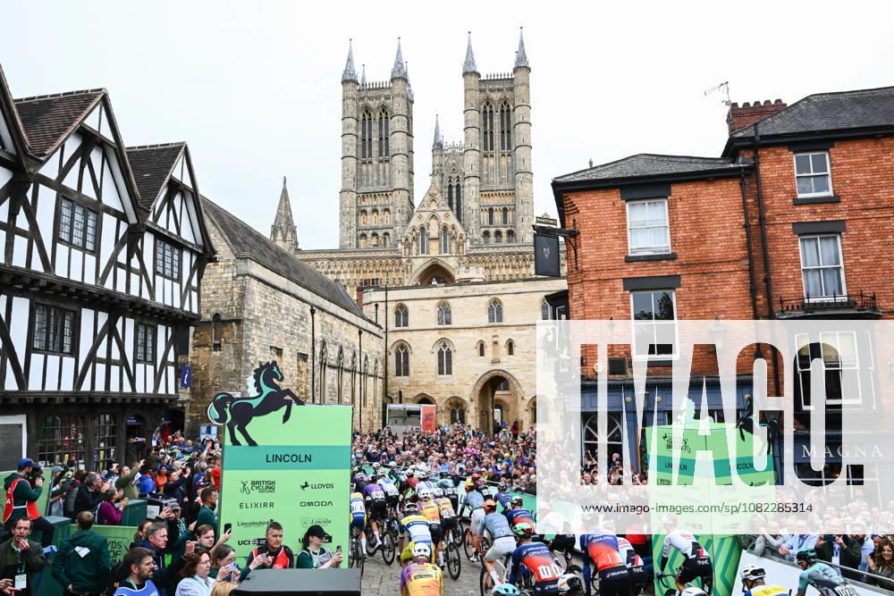 2026 Lloyds Tour of Britain Men Picture by Simon Wilkinson SWpix.com - 02 09 2026 - Cycling - UCI ProSeries - 2026 Lloyds Tour of Britain Men - Stage 1: Lincoln to Lincoln (182.5km) - The Peloton roll out of Lincoln
