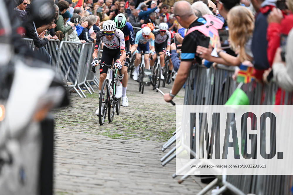 2026 Lloyds Tour of Britain Men Picture by Zac Williams SWpix.com - 02 09 2026 - Cycling - UCI ProSeries - 2026 Lloyds Tour of Britain Men - Stage 1: Lincoln to Lincoln (182.5km) - The peloton heading up the cobbles in Lincoln Cycling
