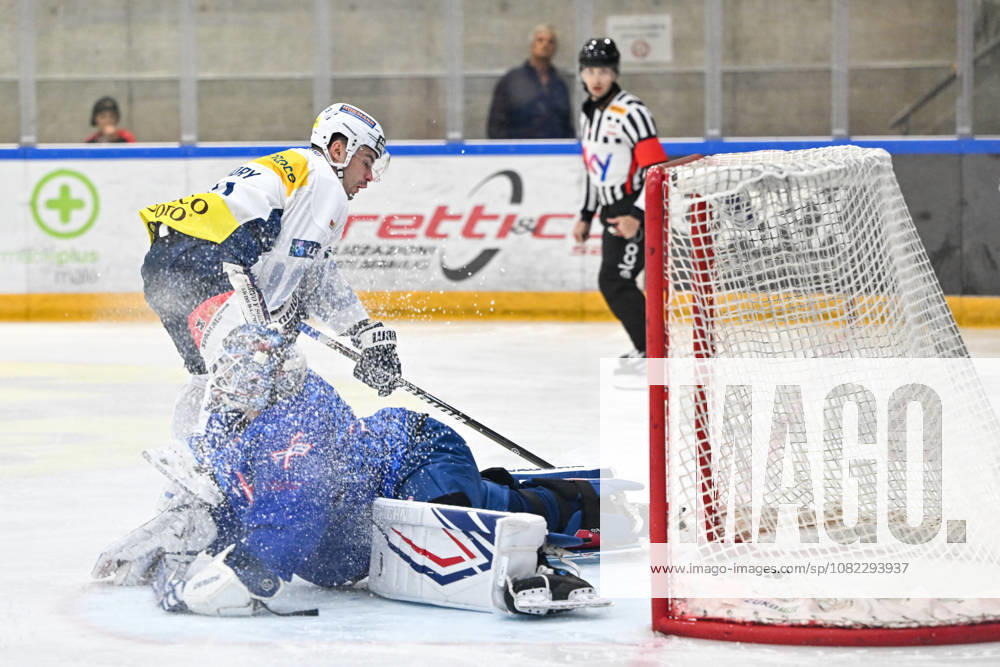 Bellinzona, Centro Sportivo Bellinzona, Friendly: HC Ambri Piotta vs. EHC Kloten, Manix Landry of Ambri scores a goal against Kloten goalkeeper Davide Fadani (No. 35) in Bellinzona at the Centro Sportivo Bellinzona, Ticino, Switzerland