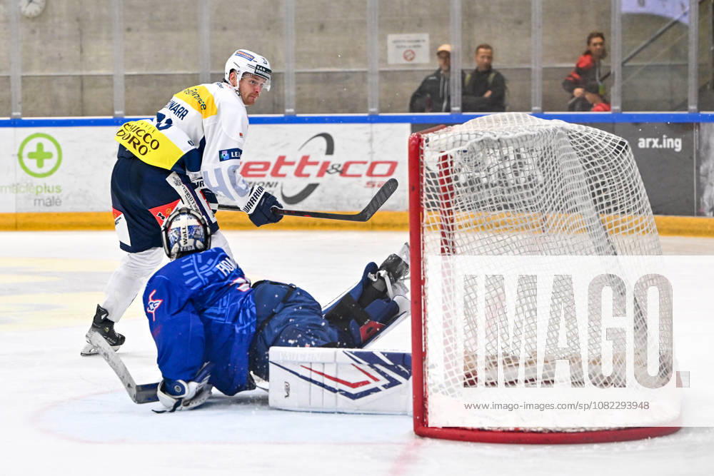 Bellinzona, Centro Sportivo Bellinzona, Friendly: HC Ambri Piotta vs. EHC Kloten, Nate Schnarr of Ambri scores a goal against Kloten goalkeeper Davide Fadani (No. 35), Bellinzona, Centro Sportivo Bellinzona, Ticino, Switzerland