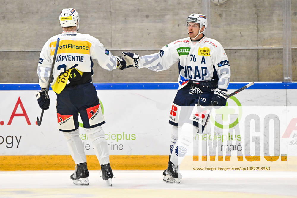 Bellinzona, Centro Sportivo Bellinzona, Friendly: HC Ambri Piotta vs. EHC Kloten; Nate Schnarr (Ambri, right) celebrates his goal with Roby Järventie (Ambri, left); Bellinzona, Centro Sportivo Bellinzona, Ticino, Switzerland