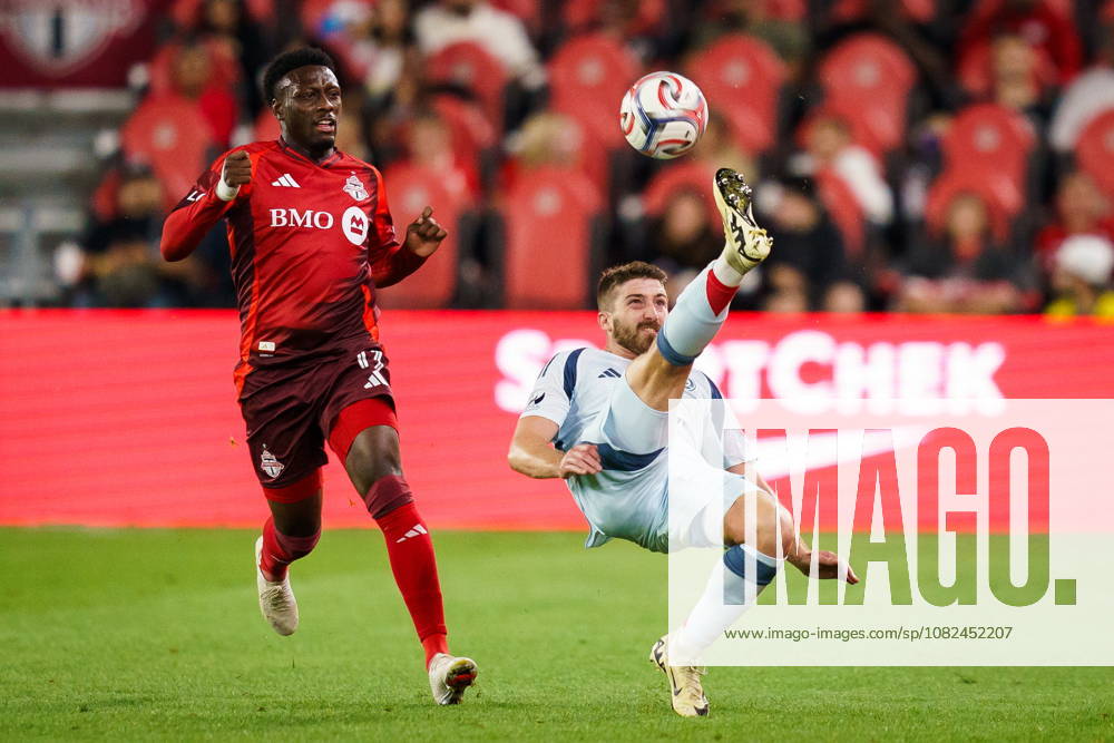 Chicago Fire FC s Jonathan Dean (right) attempts to control the ball under pressure from Toronto FC s Derrick Etienne Jr. (11) during second half MLS, Fussball Herren, USA soccer action in Toronto, on Saturday, Sept. 5, 2026. Canada News - September 5, 2026 - ZUMAc35_ 20260905_zaf_c35_084