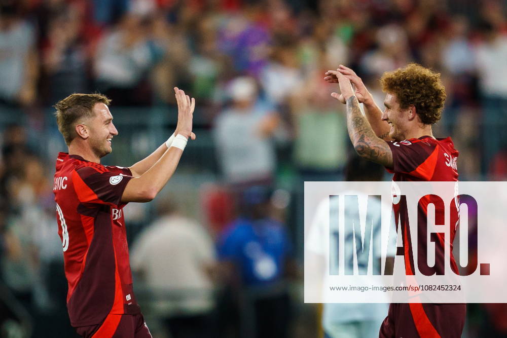 Toronto FC s Josh Sargent, left, celebrates his third goal against Chicago Fire FC with Djordje Mihailovic (10) during second half MLS, Fussball Herren, USA soccer action in Toronto, on Saturday, Sept. 5, 2026. Canada News - September 5, 2026 - ZUMAc35_ 20260905_zaf_c35_089