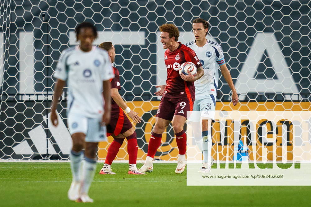 Toronto FC s Josh Sargent, centre, (9) celebrates his goal against Chicago Fire FC during first half MLS, Fussball Herren, USA soccer action in Toronto, on Saturday, Sept. 5, 2026. Canada News - September 5, 2026 - ZUMAc35_ 20260905_zaf_c35_094