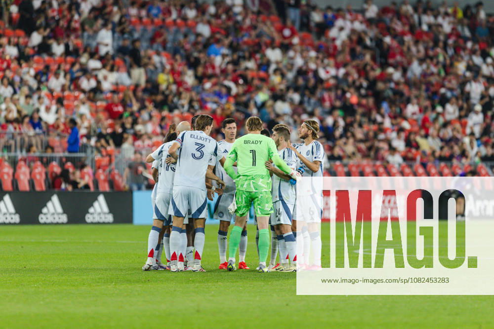 Chicago Fire FC players huddle during the MLS, Fussball Herren, USA Regular Season match between Toronto FC and Chicago Fire FC on September 5th, 2026 in BMO Field, Toronto, Ontario, Canada