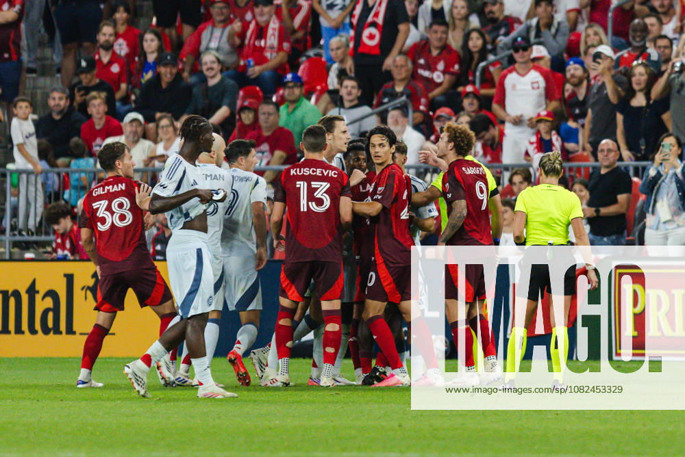 Both team players argue for a foul during the MLS, Fussball Herren, USA Regular Season match between Toronto FC and Chicago Fire FC on September 5th, 2026 in BMO Field, Toronto, Ontario, Canada