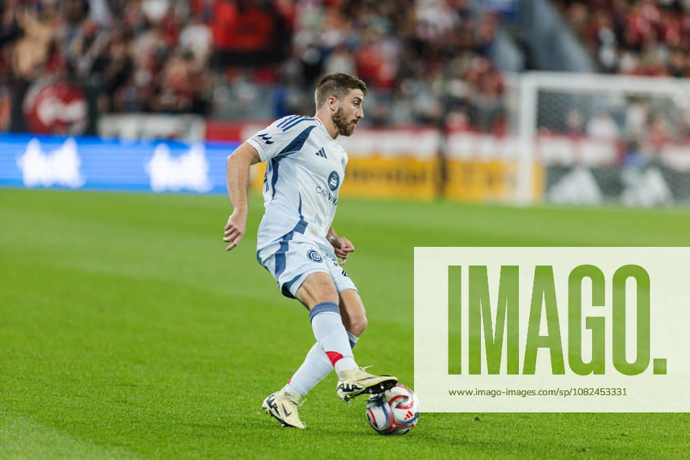 Jonathan Dean of Chicago Fire FC controls the ball during the MLS, Fussball Herren, USA Regular Season match between Toronto FC and Chicago Fire FC on September 5th, 2026 in BMO Field, Toronto, Ontario, Canada