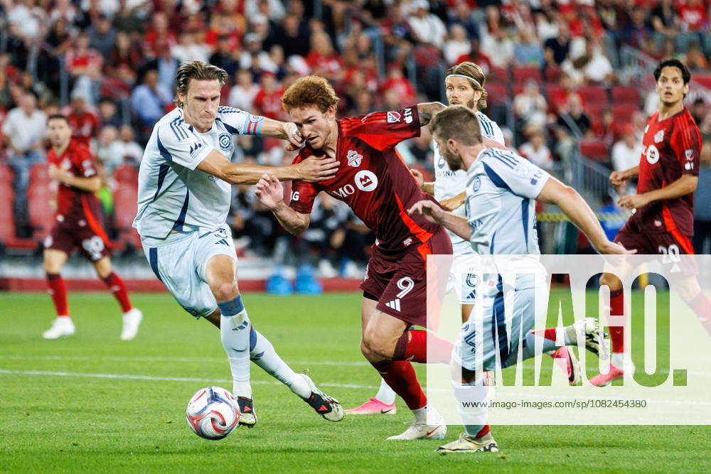 Toronto FC s Josh Sargent, centre, attempts to dribble past Chicago Fire FC s Jack Elliott (3), left, during second half MLS, Fussball Herren, USA action in Toronto, on Saturday, Sept. 5, 2026. SOC-MLS-Chicago-Toronto 20260905 - ZUMAc35_ 20260905_zaf_c35_104