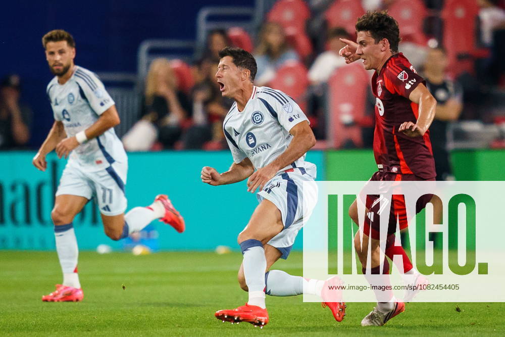 Chicago Fire FC s Robert Lewandowski (9) is tripped by Toronto FC s Markus Cimermancic (71) during first half MLS, Fussball Herren, USA action in Toronto, on Saturday, Sept. 5, 2026. SOC-MLS-Chicago-Toronto 20260905 - ZUMAc35_ 20260905_zaf_c35_106