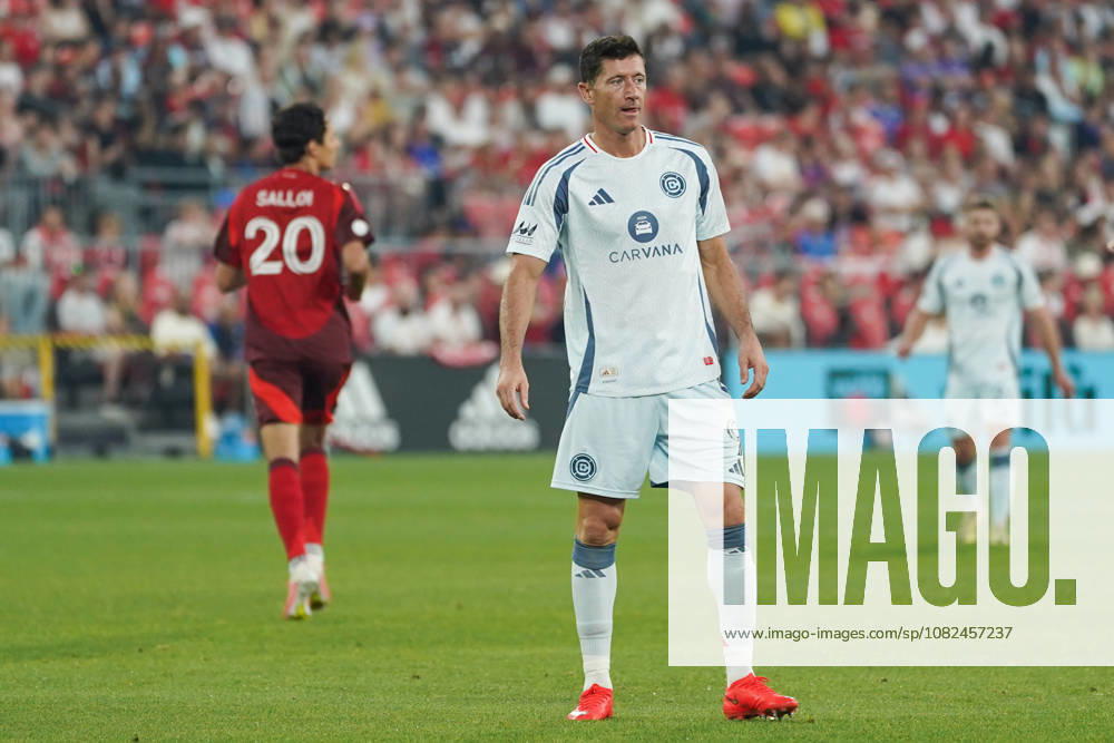 Toronto FC v Chicago Fire FC - MLS, Fussball Herren, USA Robert Lewandowski 09 of Chicago Fire FC looks on during the Major League Soccer Match between Toronto FC and Chicago Fire FC at BMO Field Stadium. on September 5, 2026 in Toronto, Canada. (Photo by Leonardo Ramirez Eyepix Group)