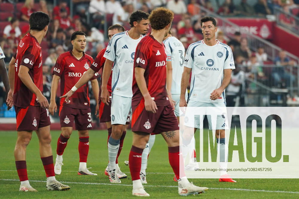 Toronto FC v Chicago Fire FC - MLS, Fussball Herren, USA Robert Lewandowski 09 of Chicago Fire FC awaits for a corner kick during the Major League Soccer Match between Toronto FC and Chicago Fire FC at BMO Field Stadium. on September 5, 2026 in Toronto, Canada. (Photo by Leonardo Ramirez Eyepix Group)