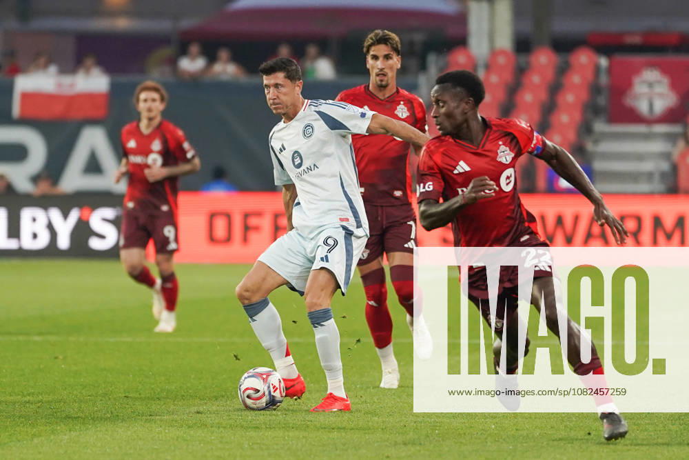 Toronto FC v Chicago Fire FC - MLS, Fussball Herren, USA Robert Lewandowski 09 of Chicago Fire FC and Richie Laryea 22 of Toronto FC battle for the ball during the Major League Soccer Match between Toronto FC and Chicago Fire FC at BMO Field Stadium. on September 5, 2026 in Toronto, Canada. (Photo by Leonardo Ramirez Eyepix Group)