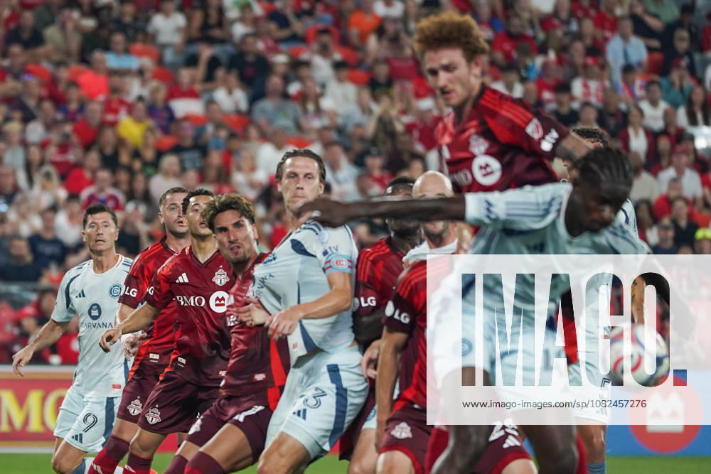 Toronto FC v Chicago Fire FC - MLS, Fussball Herren, USA Robert Lewandowski 09 of Chicago Fire FC and player of Toronto FC awaiting for the ball during a corner kick during the Major League Soccer Match between Toronto FC and Chicago Fire FC at BMO Field Stadium. on September 5, 2026 in Toronto, Canada. (Photo by Leonardo Ramirez Eyepix Group)