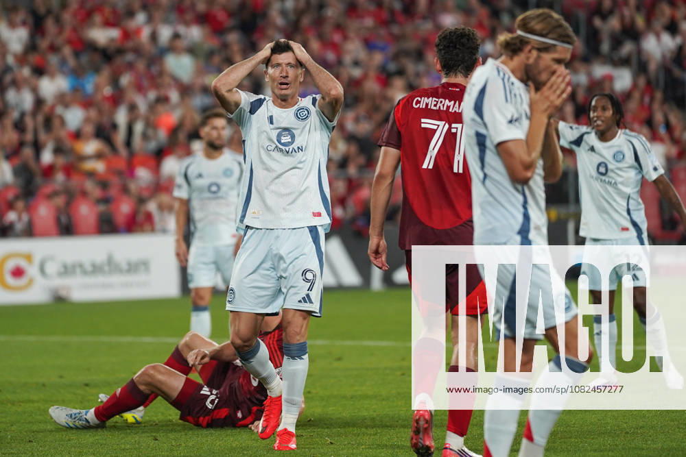 Toronto FC v Chicago Fire FC - MLS, Fussball Herren, USA Robert Lewandowski 09 of Chicago Fire FC reacts after missing a goal opportunity during the Major League Soccer Match between Toronto FC and Chicago Fire FC at BMO Field Stadium. on September 5, 2026 in Toronto, Canada. (Photo by Leonardo Ramirez Eyepix Group)