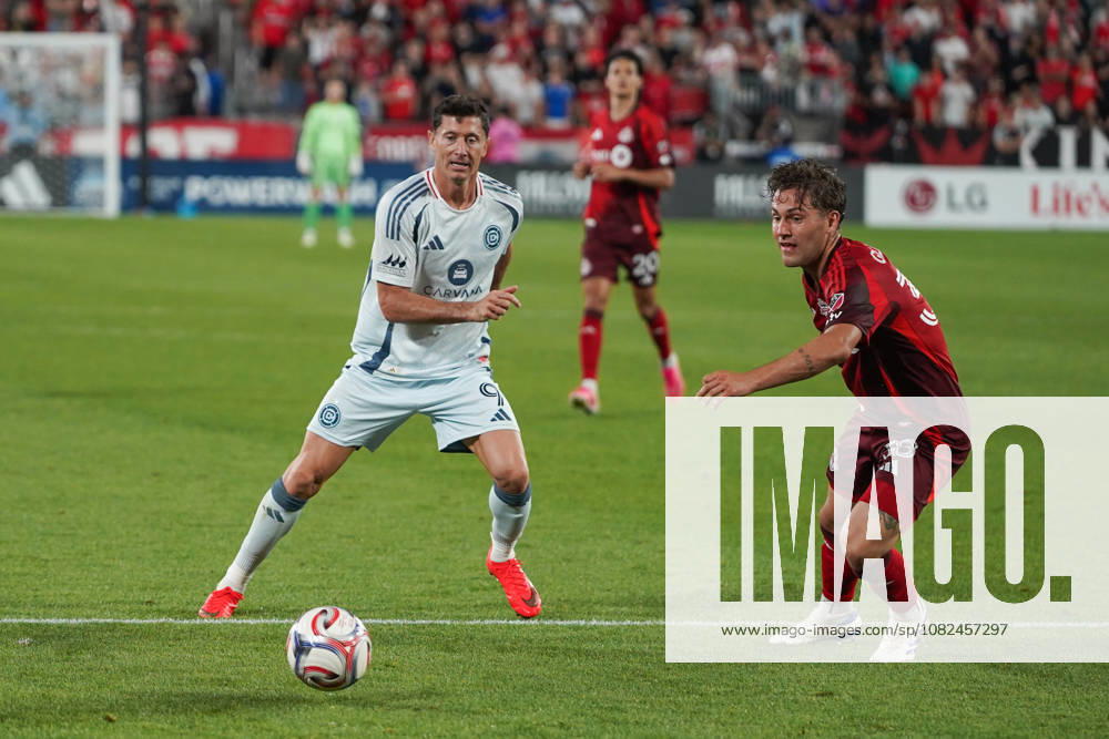Toronto FC v Chicago Fire FC - MLS, Fussball Herren, USA Robert Lewandowski 09 of Chicago Fire FC and Jackson Gilman 38 of Toronto FC battle for the ball during the Major League Soccer Match between Toronto FC and Chicago Fire FC at BMO Field Stadium. on September 5, 2026 in Toronto, Canada. (Photo by Leonardo Ramirez Eyepix Group)