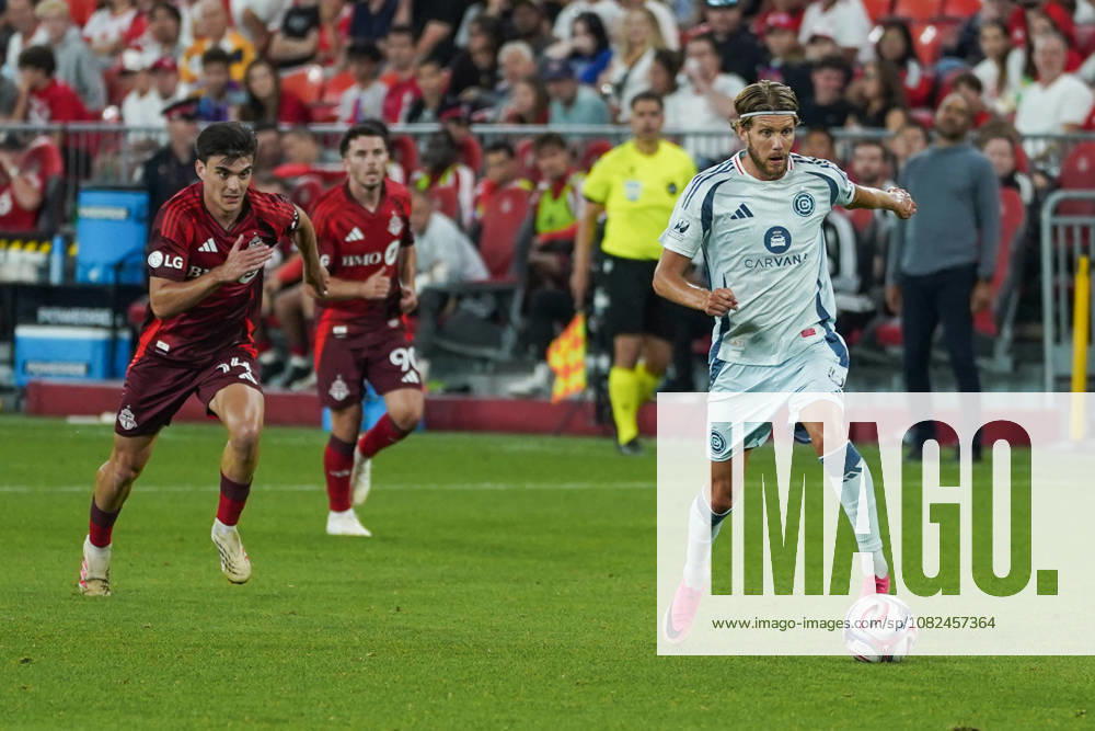 Toronto FC v Chicago Fire FC - MLS, Fussball Herren, USA Anton Saletros 06 of Chicago Fire FC is pressured by Alonso Coello 14 of Toronto FC during the Major League Soccer Match between Toronto FC and Chicago Fire FC at BMO Field Stadium. on September 5, 2026 in Toronto, Canada. (Photo by Leonardo Ramirez Eyepix Group)