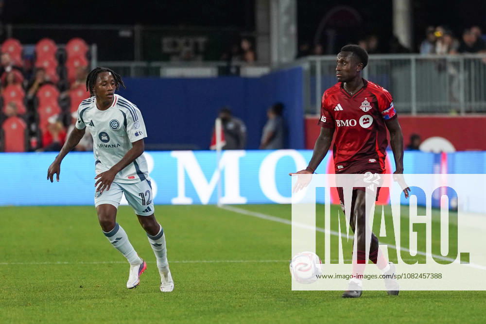 Toronto FC v Chicago Fire FC - MLS, Fussball Herren, USA Richie Laryea 22 of Toronto FC and Puso Dithejane 12 of Chicago Fire FC battle for the ball during the Major League Soccer Match between Toronto FC and Chicago Fire FC at BMO Field Stadium. on September 5, 2026 in Toronto, Canada. (Photo by Leonardo Ramirez Eyepix Group)