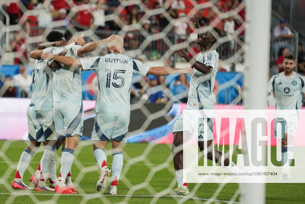 Toronto FC v Chicago Fire FC - MLS, Fussball Herren, USA Robert Lewandowski 09 is celebrating with Puso Dithejane 12 and Andrew Gutman 15 of Chicago Fire FC after scoring a goal during the Major League Soccer Match between Toronto FC and Chicago Fire FC at BMO Field Stadium. on September 5, 2026 in Toronto, Canada. (Photo by Leonardo Ramirez Eyepix Group)
