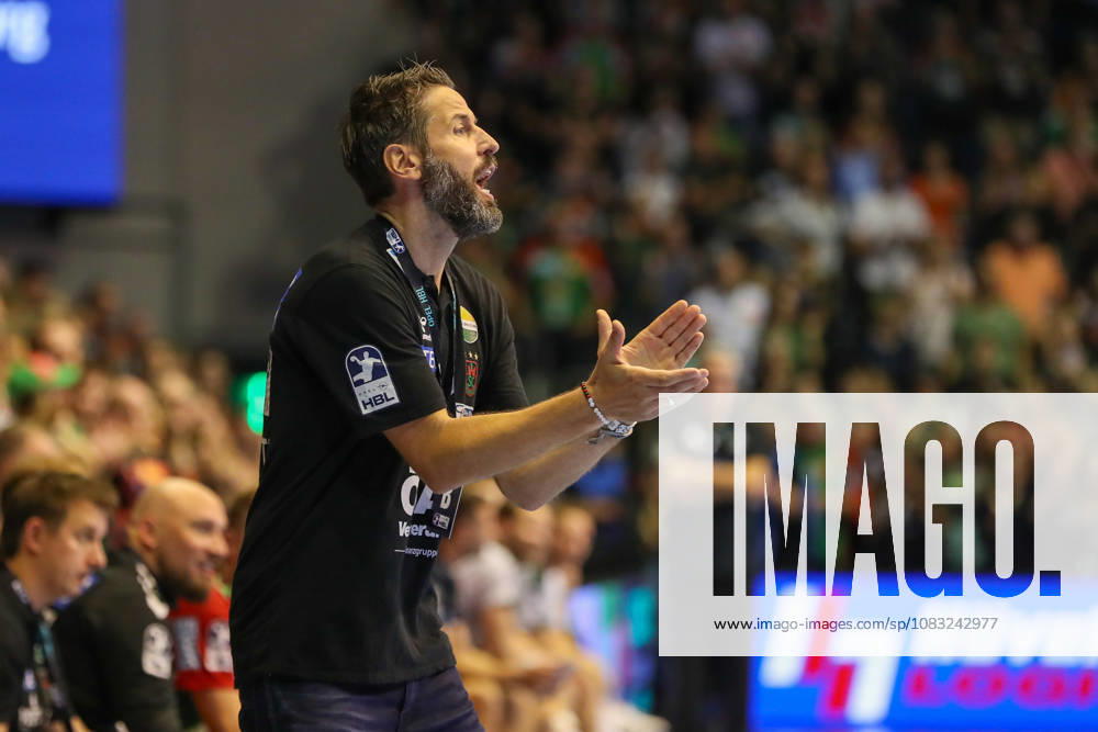 Handball Opel HBL SC Magdeburg vs. HSG Wetzlar, from left: Bennet Wiegert (Magdeburg); coach gives instructions, gesturing with his arms, gesticulates, gives instructions (Magdeburg)