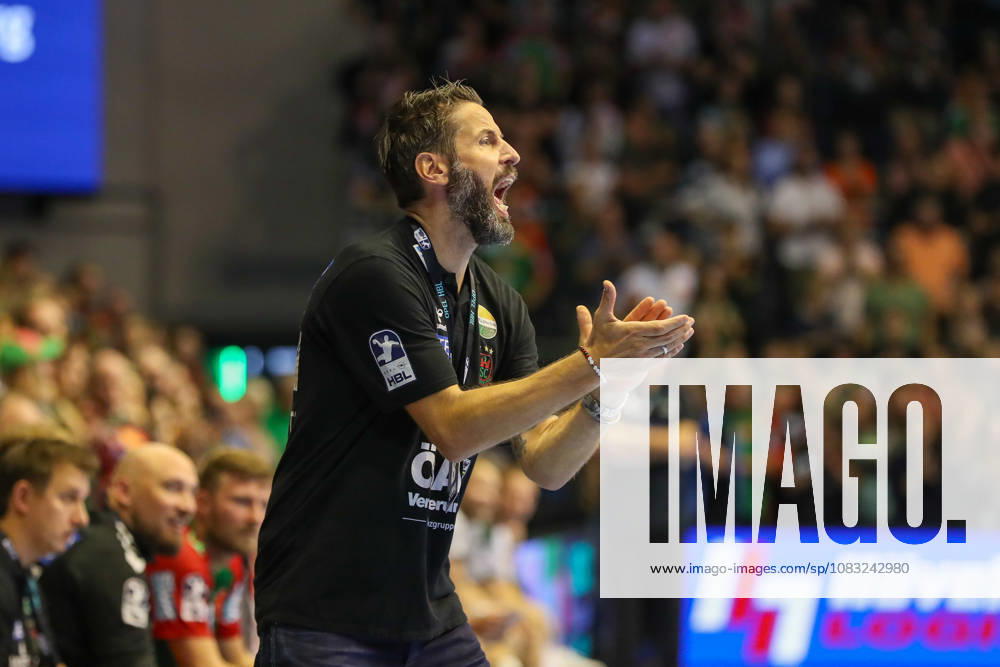 Handball Opel HBL SC Magdeburg vs. HSG Wetzlar, from left: Bennet Wiegert (Magdeburg); coach gives instructions, gesturing with his arms, gesticulates, gives instructions (Magdeburg)