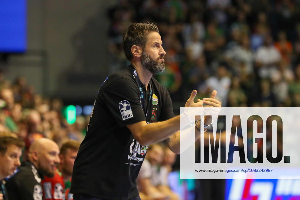 Handball Opel HBL SC Magdeburg vs. HSG Wetzlar, from left: Bennet Wiegert (Magdeburg); coach gives instructions, gesturing with his arms, gesticulates, gives instructions (Magdeburg)