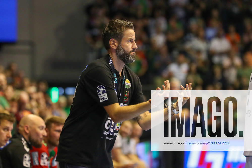 Handball Opel HBL SC Magdeburg vs. HSG Wetzlar, from left: Bennet Wiegert (Magdeburg); coach gives instructions, gesturing with his arms, gesticulates, gives instructions (Magdeburg)